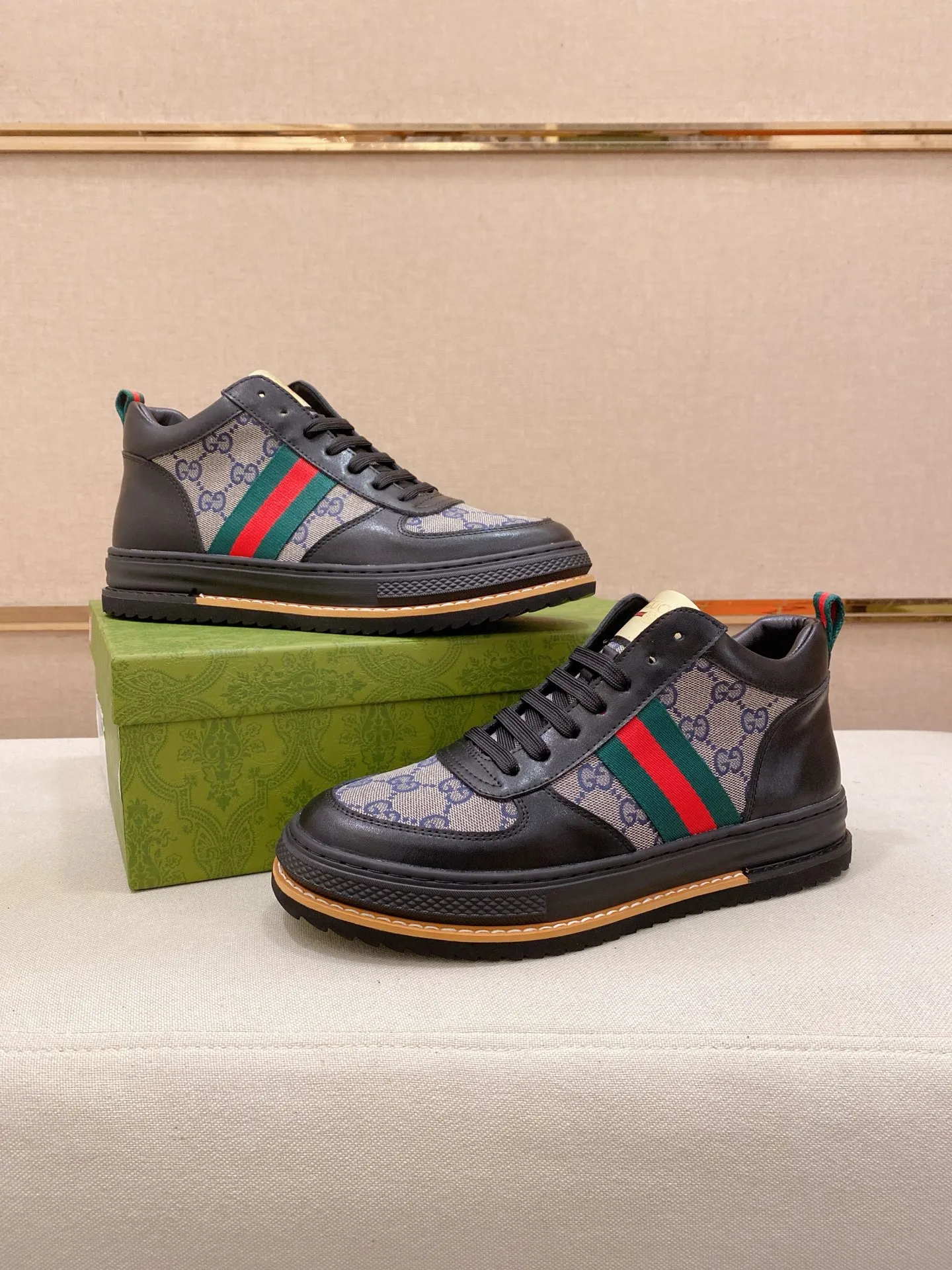 Men's shoes 💰 440 💰 High-quality new high-top GUCCI counters are on the market at the same time. The new men's shoes, 😘fabrics are selected imported cowhide, lining: sheepskin lining. 👍🏿 High-end ☄️ air-cushion molded anti-slip rubber outsole, exquisite lines, simple and elegant, comfortable and high-end for leisure travel. Code number: 38 to 44 (45 can be customized and cannot be returned or exchanged)